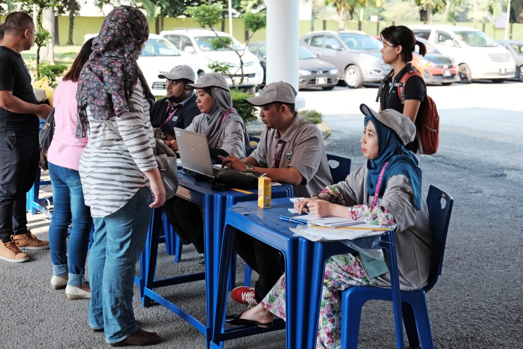 Malaysians Participate in 14th General Election - New Naratif