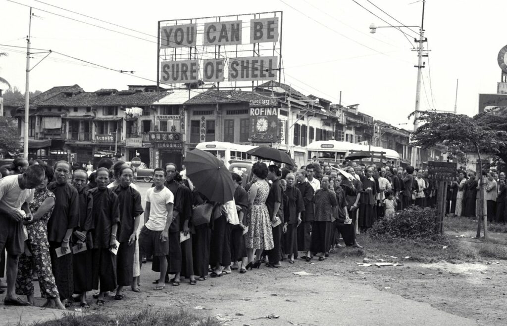 People waiting to cast their vote, 30 May 1959 - New Naratif