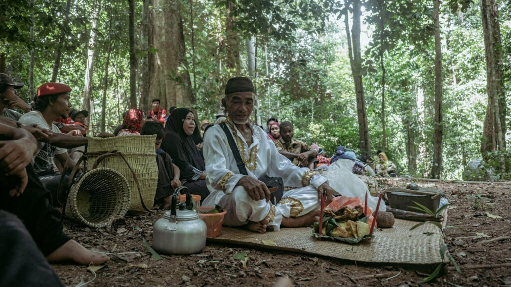 Janum bin Lamat, Chief of Jerieng Tribe, leads the Taber Gunung ritual at Bukit penyambung, Desa Pelangas.